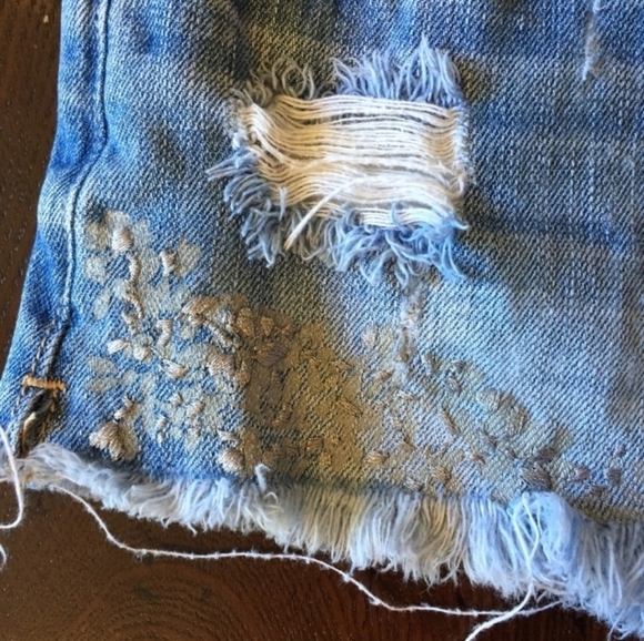 Abercrombie and Fitch Embroidered cut off Distressed Denim shorts Size 0 - Picture 3 of 5